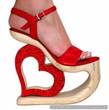 کفش در خواب ما زن است و همسر. براي زنان ديدن کفش در خواب زندگي زناشوئي است که شوهر اصل کلي آن است.