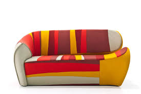 مبل راحتی اصولاً برای اتاق نشیمن (Living room) طراحی شده است. بیشتر قسمت‌های مبل راحتی با پارچه رویه کوبی شده است و در زبان انگلیسی به چنین مبلی fully upholstered sofa می‌گویند. 