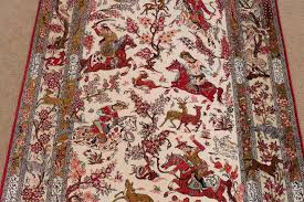 نواع فرش های ایرانی دارای کیفیت قابل توجهی هستند که این کیفیت رابطه ی مستقیمی با ارزش بالای این فرش ها دارد.عوامل تعیین کننده ی کیفیت فرش،در تراکم گره ها،جنس پشم و رنگ های بکار رفته در آن خلاصه می شوند.